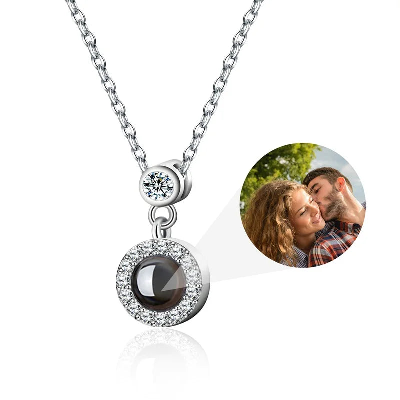 Detalle del colgante del collar personalizado con foto