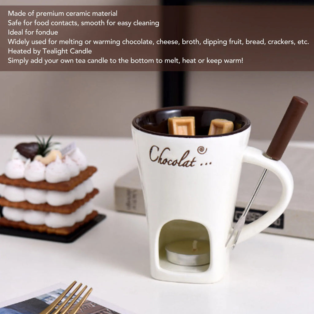 Fondue de chocolate en casa con taza de cerámica y tenedor