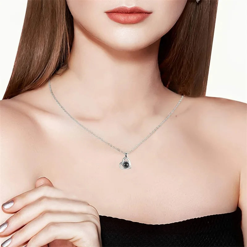 Detalle del colgante del collar personalizado con foto